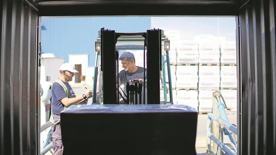 El azulejo lidera la producción y tira de la industria de la Comunitat