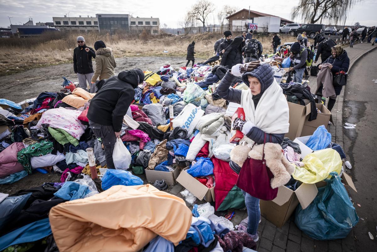 Voluntarios de un centro humanitario clasifican la ropa donada para los evacuados en la ciudad de Lviv, en el oeste de Ucrania