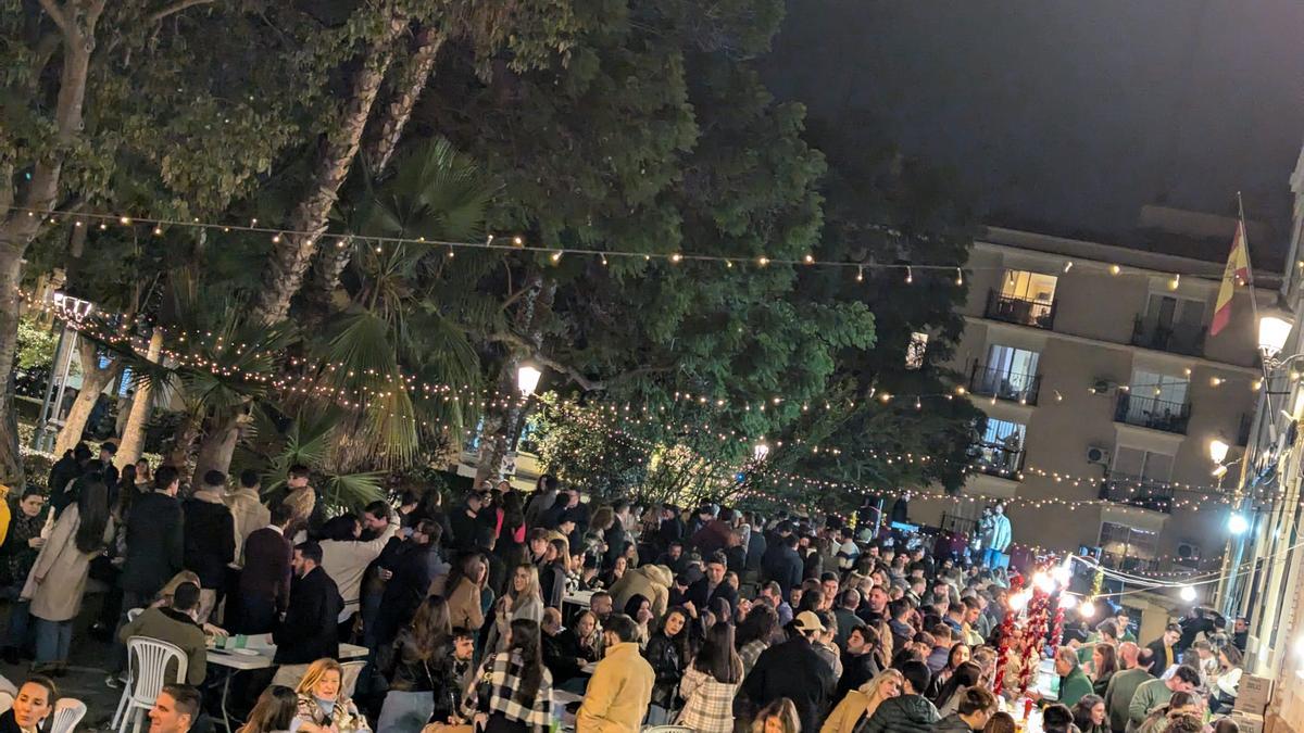 Ambiente en la plaza de Capuchinos durante la última zambomba de la Divina Pastora, el 21 de diciembre.