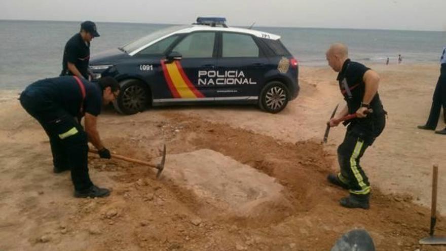 Investigan el hallazgo de un esqueleto humano enterrado en una playa de Alicante