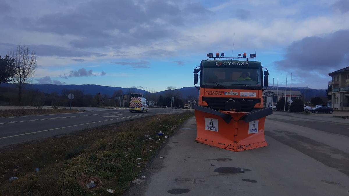 Camión con cuña quitanieves listo junto a la N-525 en el área de servicio de Castro de Sanabria