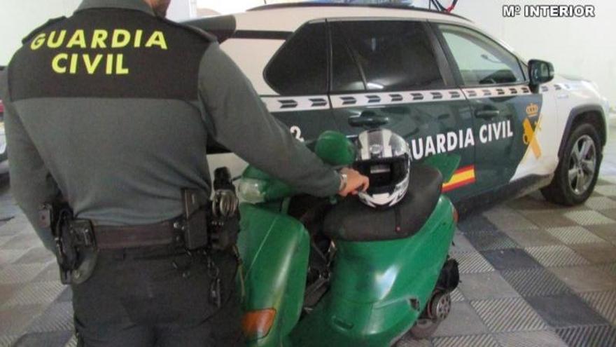 Detenido en Sanxenxo por varios robos en  domicilios de Noalla, entre ellos el de una Vespa