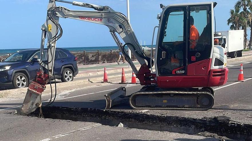 La avenida Ferrandis Salvador sigue cerrada por un socavón y no reabrirá hasta el lunes