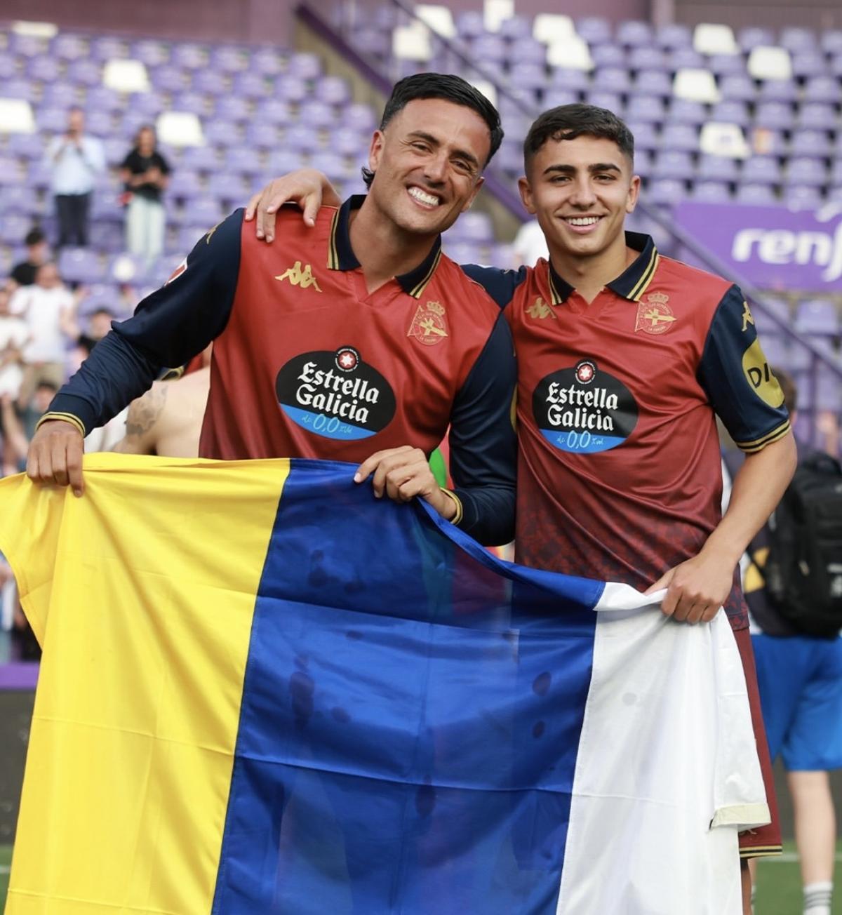 A la izquierda, Cristian Herrera y Yeremay junto a la bandera canaria.