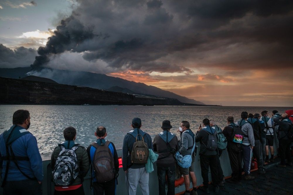 Traslado de agricultores de La Palma en una embarcación de la Armada Española durante la erupción del volcán