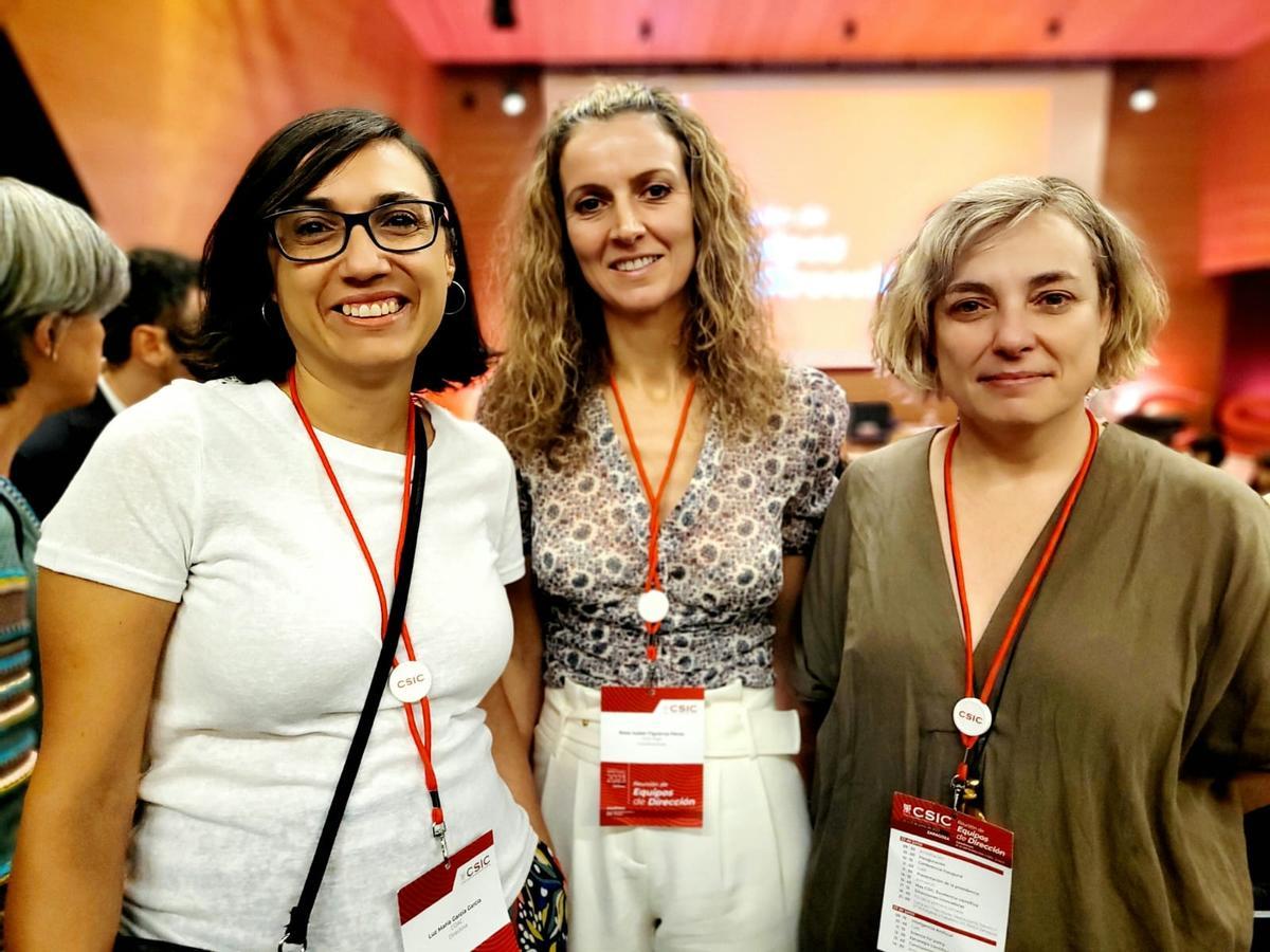 Rosa Figueroa, en el centro, con Luz García, directora de A Coruña, y Alma Hernández, vicedirectora de Gijón.