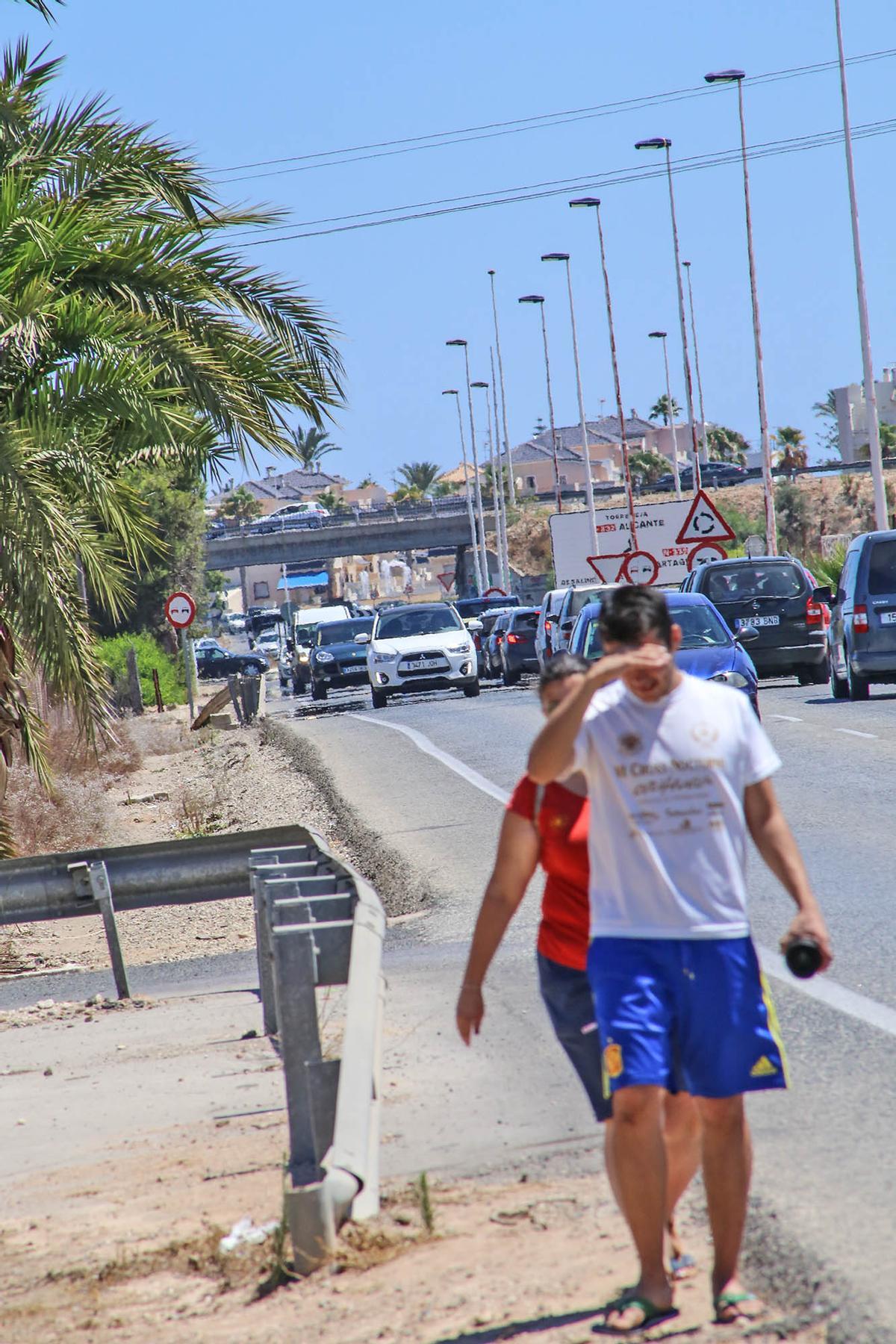 Peatones en el arcén de la CV-95 a la altura del Hospital Universitario de Torrevieja