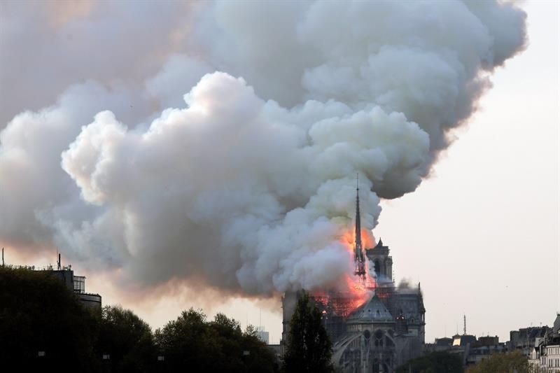 Un incendi crema Notre Dame de París