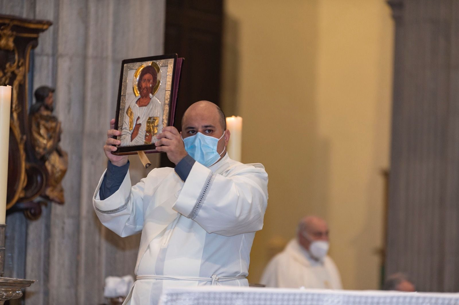 José Mazuelos ofició ayer sus primeras ordenaciones en  la catedral de Santa Ana