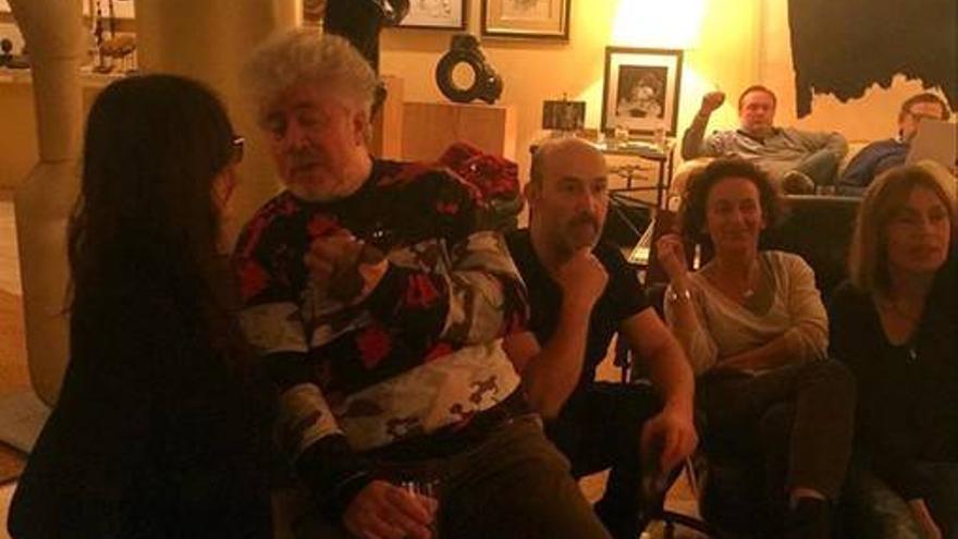 Almodóvar ve los Oscar en casa de Elena Benarroch en Madrid