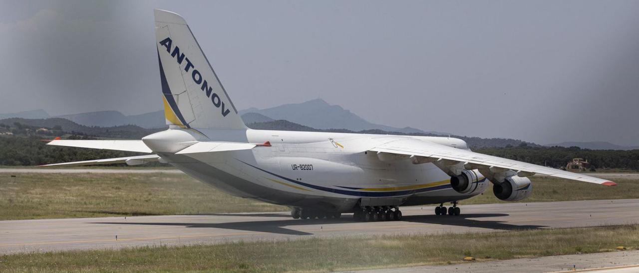 L’Antonov 124, aturat a la pista de l’aeroport de Girona.  | DAVID APARICIO