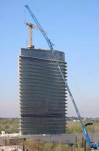 Dos grúas 'únicas' en Zaragoza en el mirador de la Torre del Agua: una de 35 toneladas a 100 metros de altura y otra que se usa para montar parques eólicos
