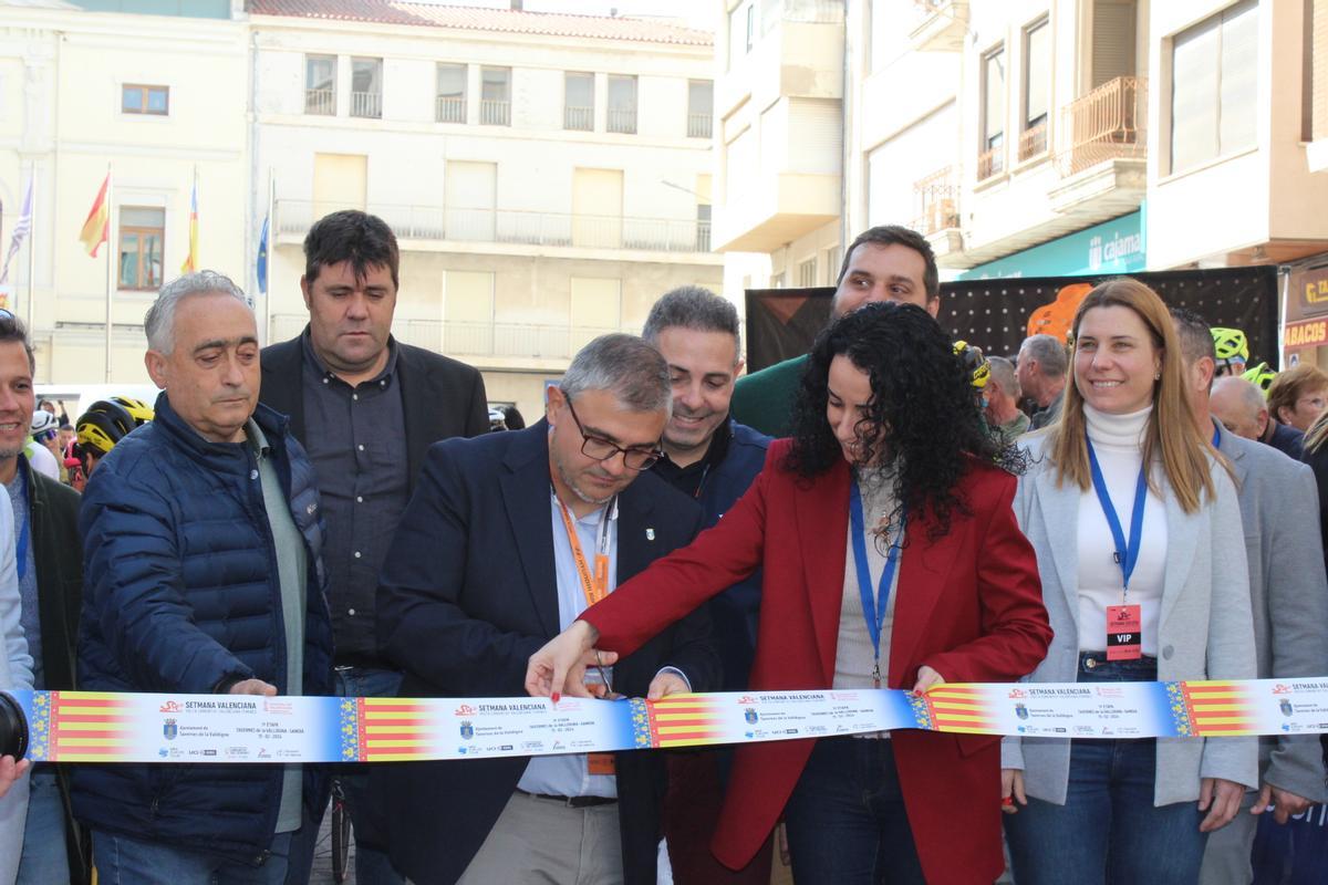 Autoridades de Tavernes y organizadores proceden al corte de la cinta para dar la salida a la carrera