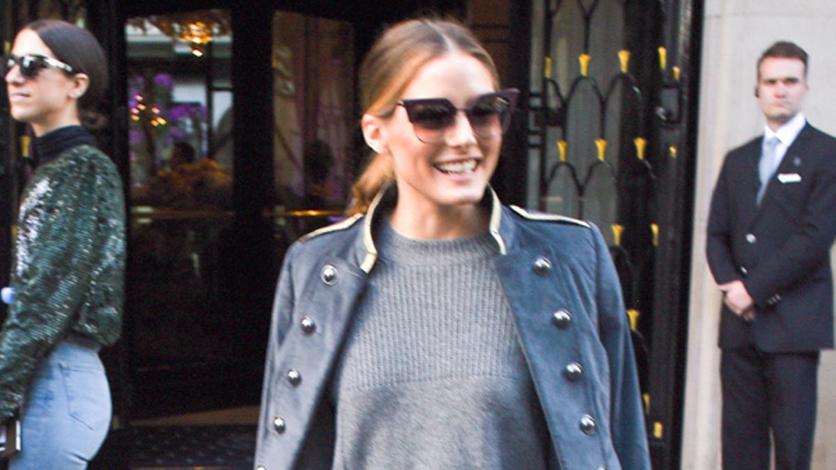 Blucher sin cordones, pantalón de cuero, jersey y gris y chaqueta de corte militar, el look de Olivia Palermo