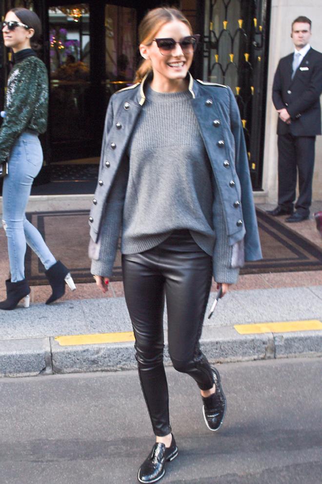 Blucher sin cordones, pantalón de cuero, jersey y gris y chaqueta de corte militar, el look de Olivia Palermo