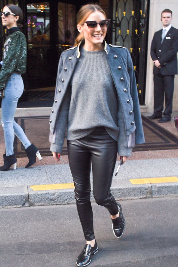 Blucher sin cordones, pantalón de cuero, jersey y gris y chaqueta de corte militar, el look de Olivia Palermo