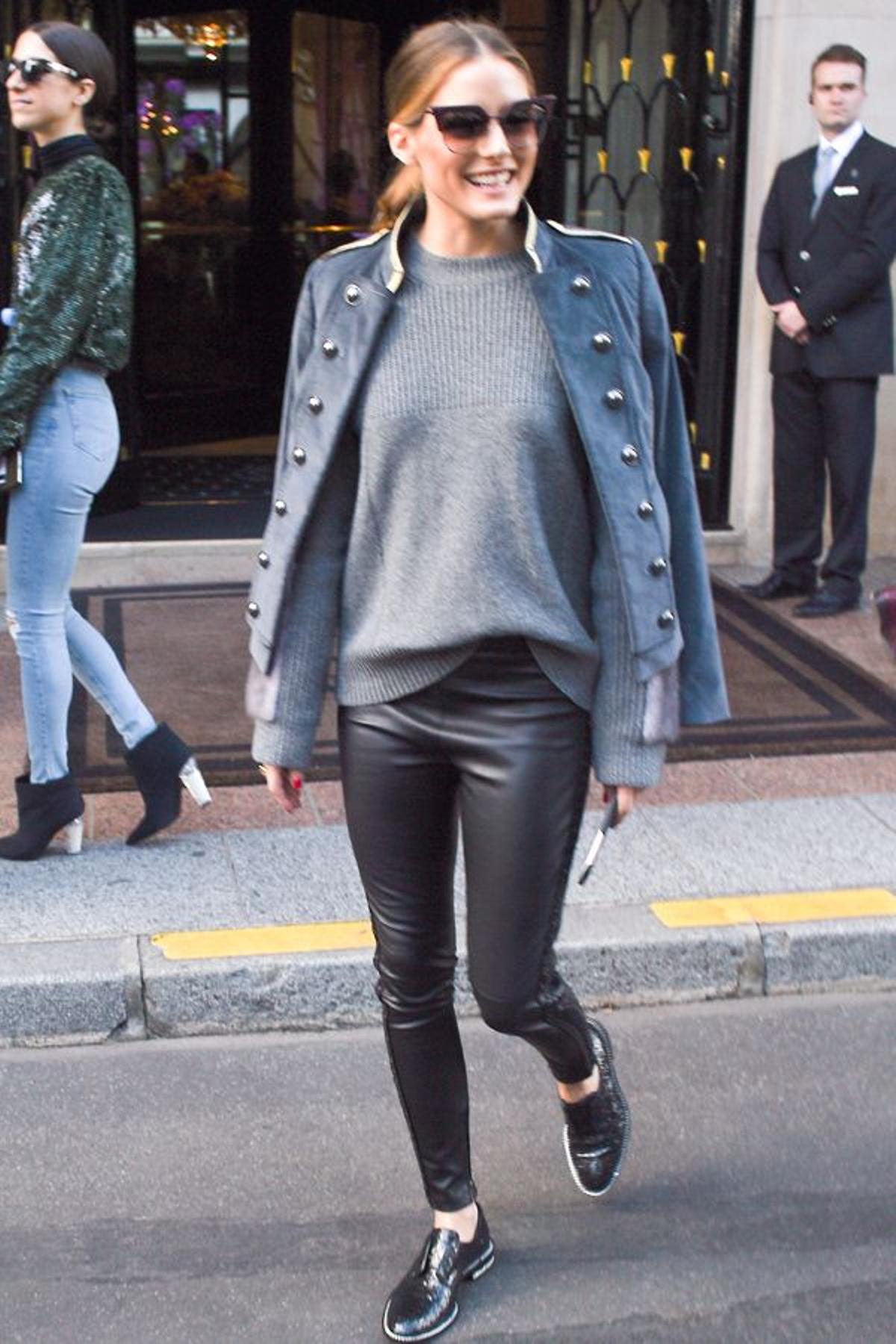 Blucher sin cordones, pantalón de cuero, jersey y gris y chaqueta de corte militar, el look de Olivia Palermo