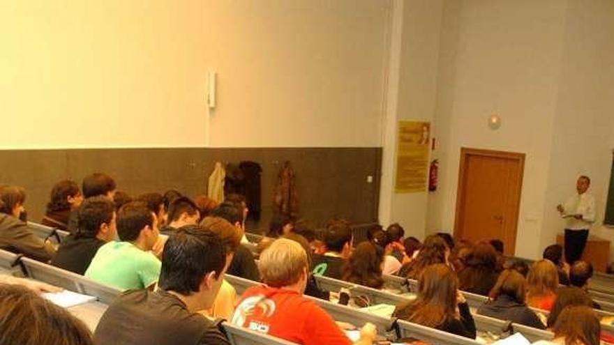 Estudiantes durante una clase en la universidad. // FdV