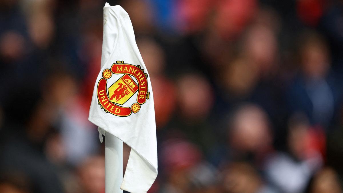 El escudo del Manchester United en un banderín de córner de Old Trafford.