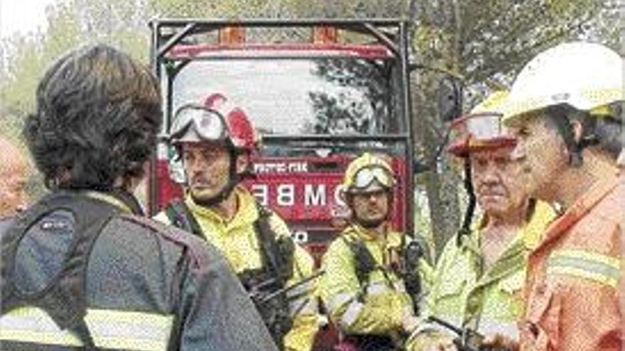 Bomberos en un incendio en verano en Bejís.