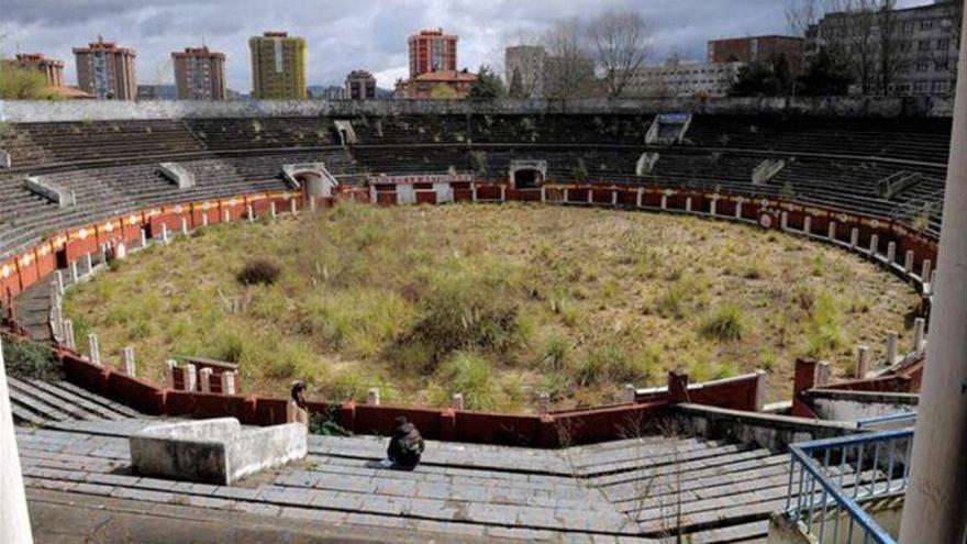 La foto de la plaza de toros de Oviedo invadida por la vegetación inspira a los antitaurinos