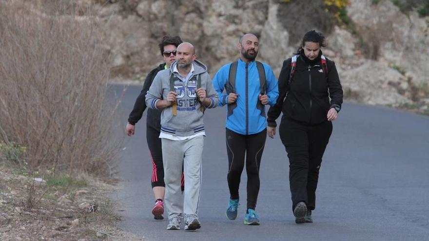 Cuatro deportistas caminando en uno de los recorridos de esta edición.