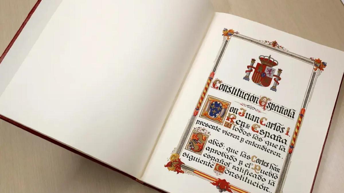 Un ejemplar abierto de la Constitución Española.