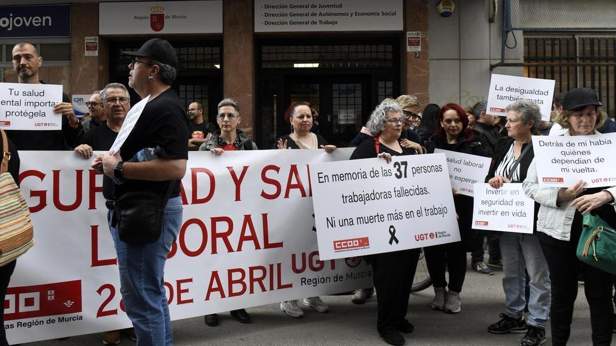 Un momento de la protesta de los sindicatos a las puertas de la Dirección General de Trabajo de Murcia.