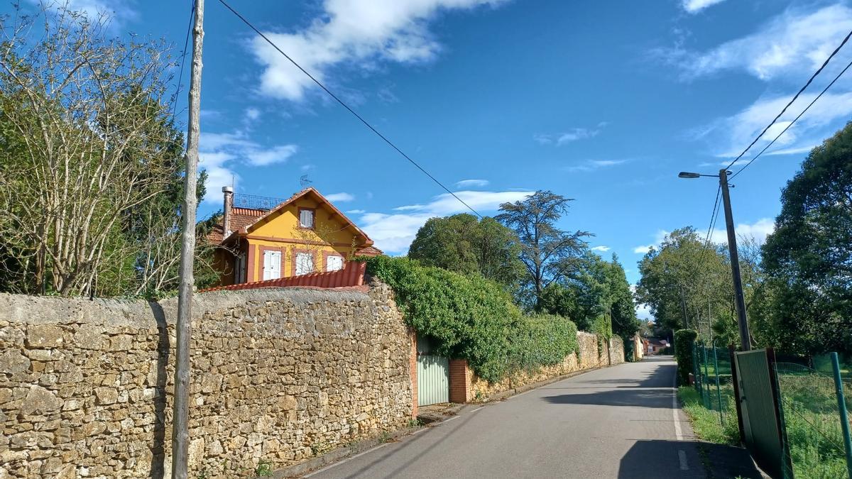 Vista de &quot;El Chalet&quot;, construcción de influencia indiana en el camino.