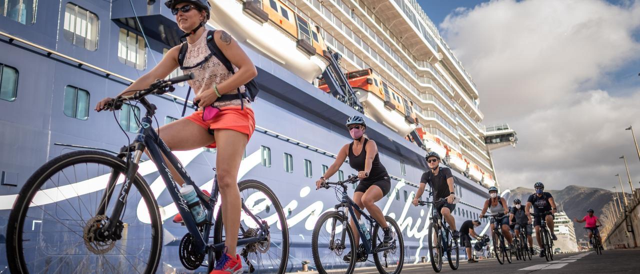 Turistas con bicicletas, en el Puerto de Santa Cruz de Tenerife.