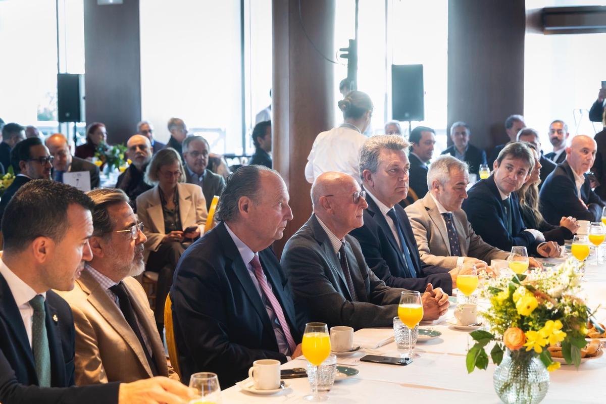 Morata, tercer per l’esquerra, hui en el Fòrum Europa, al costat de Cristóbal Aguado