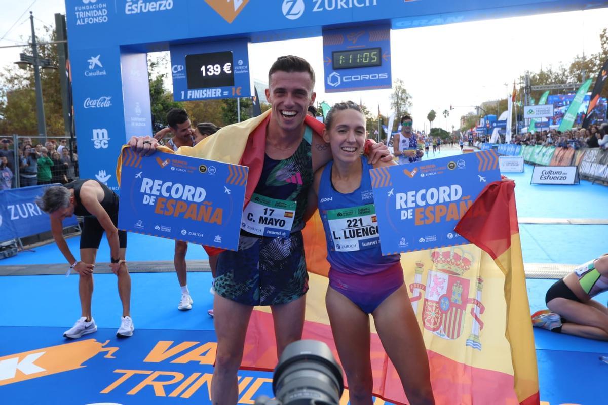 Carlos Mayo y Laura Luengo, celebrando sus récords con la bandera de España