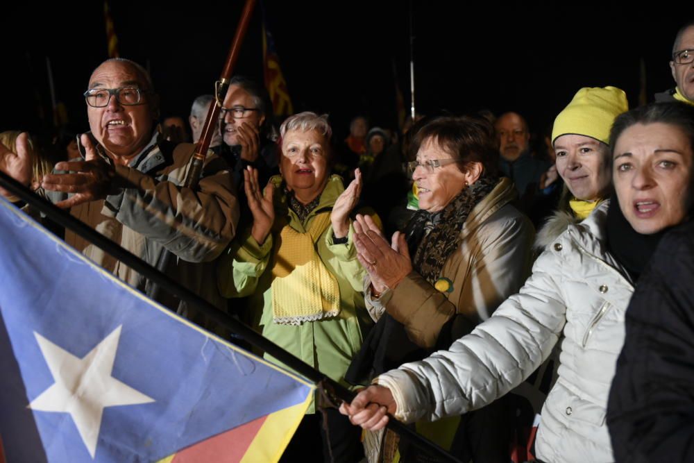 Resposta a la crida a envoltar Lledoners amb espelmes, llanternes i la llum dels mòbils