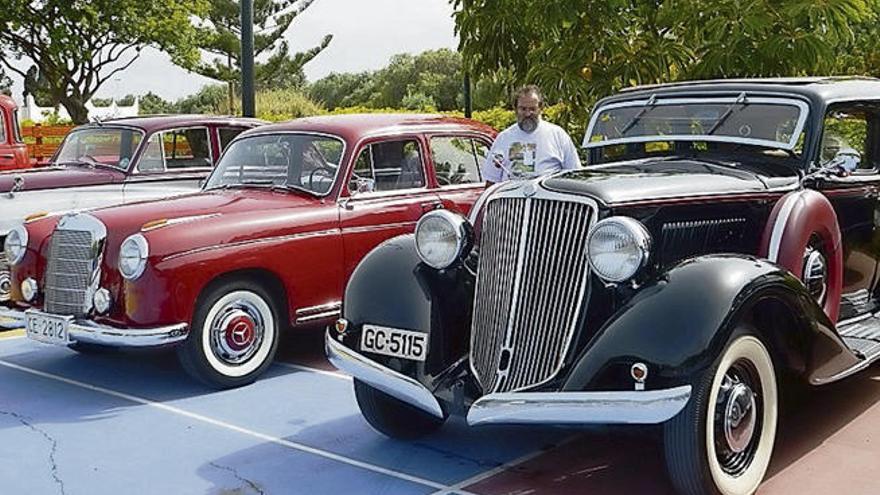 El parque urbano de San Juan acogió ayer una exposición de vehículos antiguos dentro de las fiestas en honor a San Juan Bautista