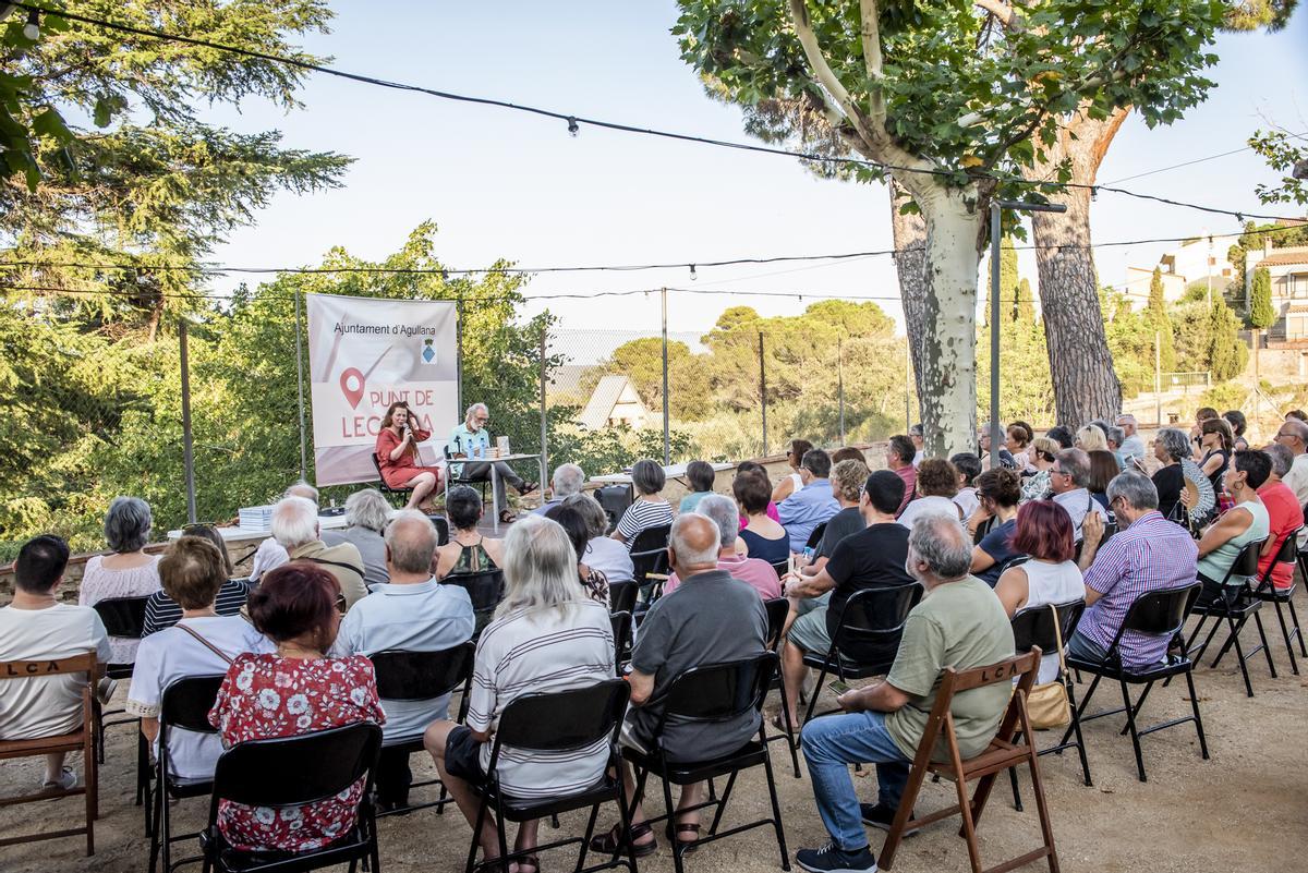 Gemma Ventura Farré conversant amb Enric Tubert, als jardins de la Societat, davant un centenar d'assistents.