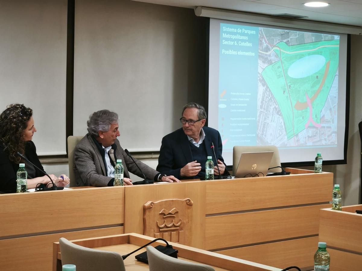 Raúl Mérida y Vicente Dómine durante la presentación en Paiporta.