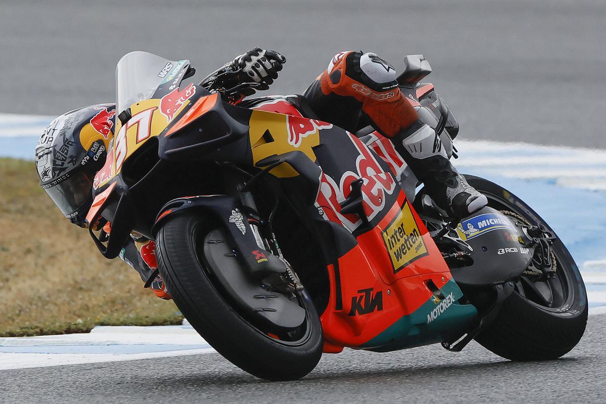 El piloto portugués de MotoGP Pedro Acosta, Red Bull KTM Factory Racing, durante el segundo día de entrenamientos en el Gran Premio de España de Motociclismo que se disputa durante este fin de semana en el Circuito de Jerez-Ángel Nieto. EFE/José Manuel Vidal
