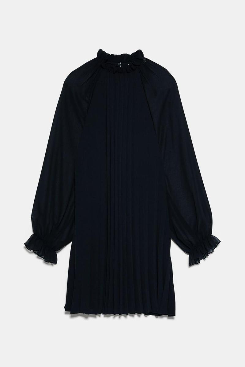 Vestido mini negro plisado de Zara. (Precio: 29,95 euros. Precio rebajado: 15,99 euros)