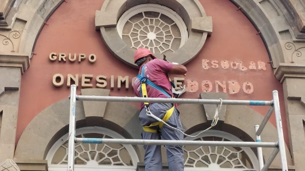 Un operario retira la denominación del colegio Onésimo Redondo, en la capital tinerfeña.