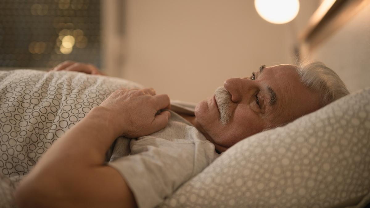 Et despertes diverses vegades cada nit? Els experts expliquen quan és normal i quan pot ser un senyal d'alerta