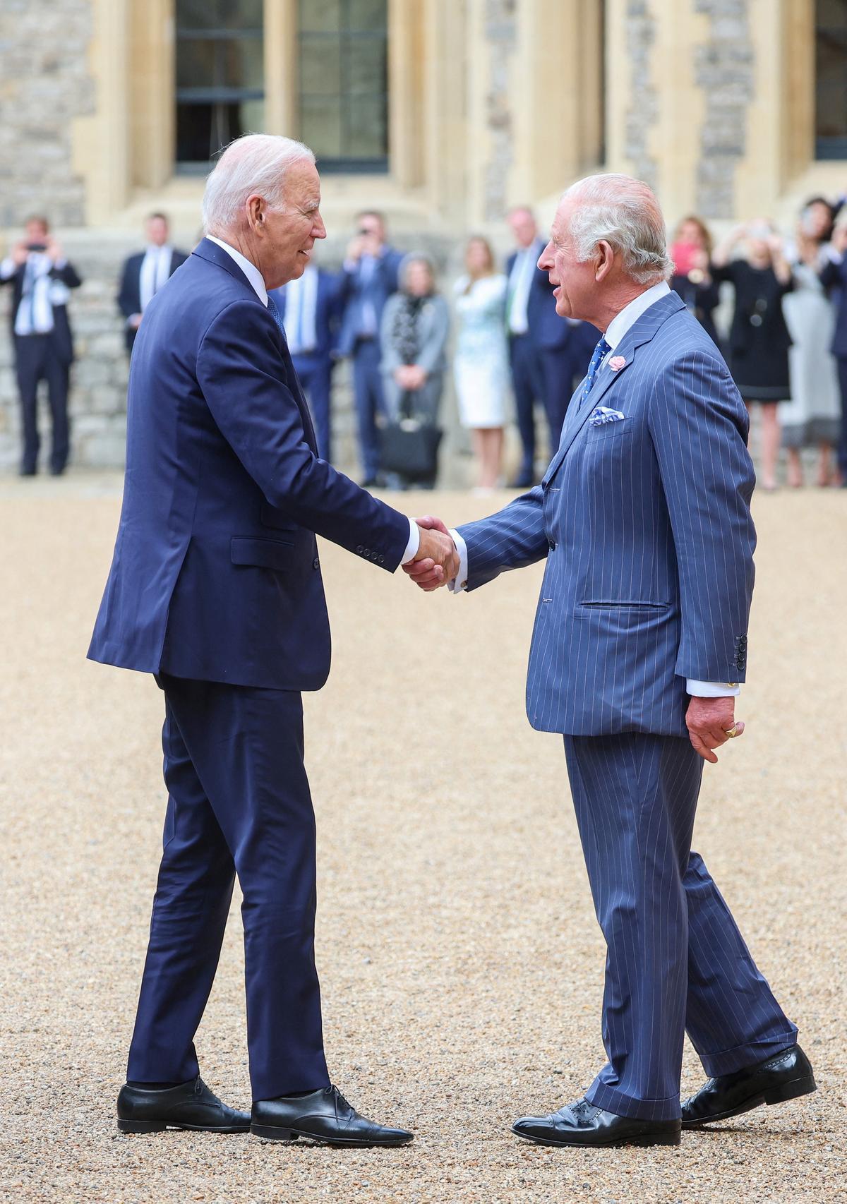 El presidente de los Estados Unidos, Joe Biden, es recibido por el rey Carlos III de Gran Bretaña durante una ceremonia de bienvenida en el Castillo de Windsor