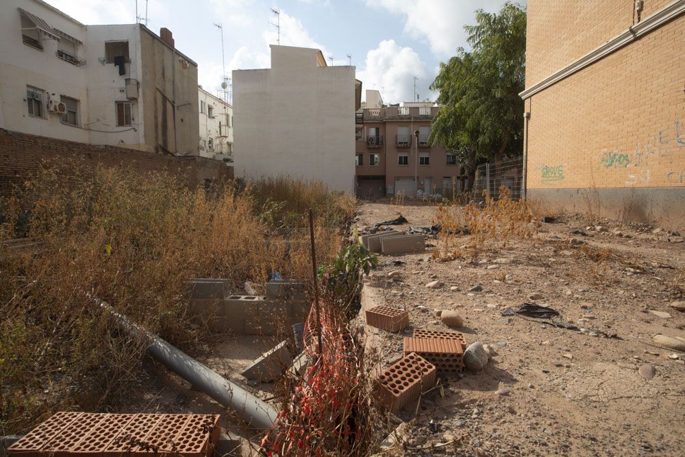 Queja de los vecinos de la Plaza Sant Cristofol de Sagunt, al tener que vivir junto a los restos de una obra parada hace años.