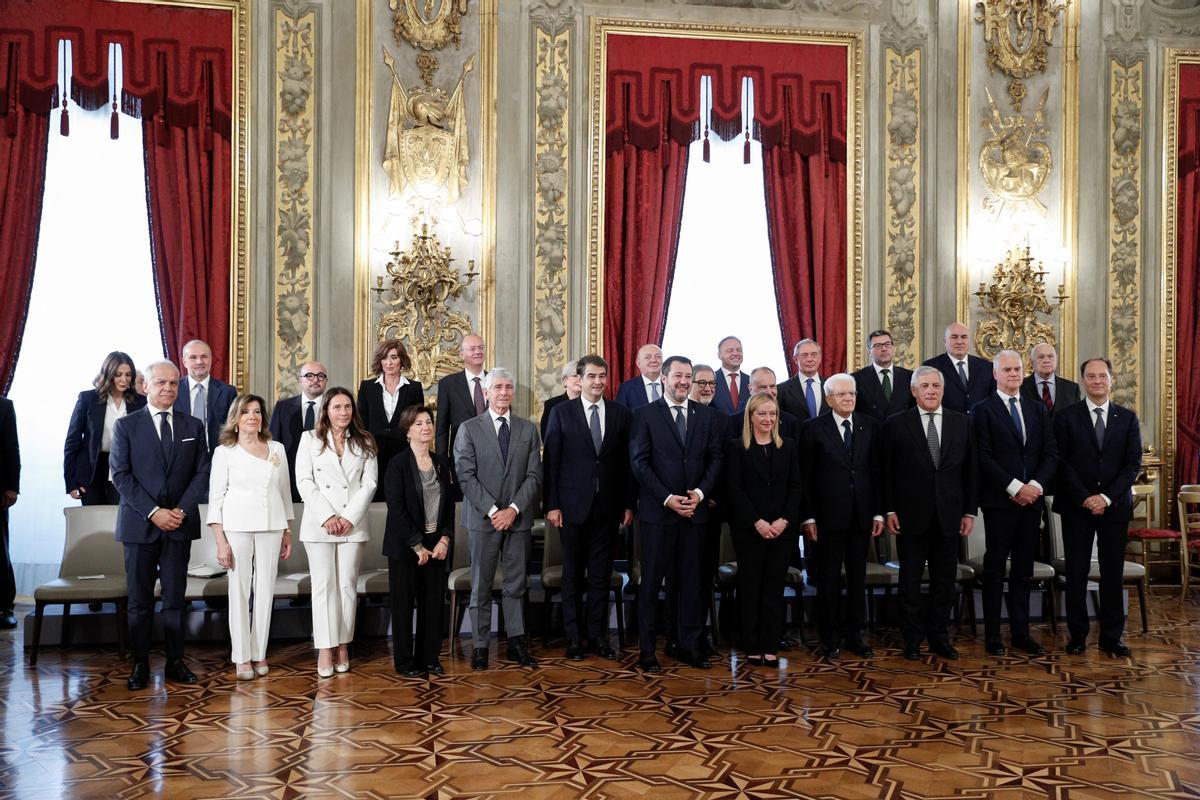 El presidente de Italia, Sergio Mattarella, y la nueva primera ministra, Giorgia Meloni, posan junto al nuevo Gobierno, en el palacio de Quirinale.