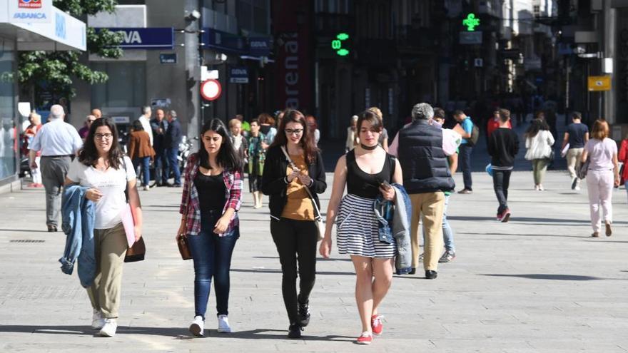 Una céntrica calle de A Coruña, un día soleado.