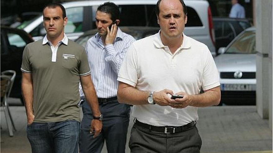 Javier Garrido, Braulio Vázquez y Fernando Gomez, ayer a la salida de la reunión del Consejo de Administración.