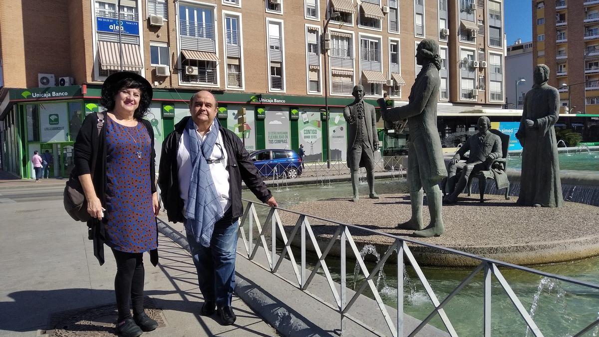 Aurora Luque y Carlos Taillefer, en el grupo escultórico de la familia Gálvez.