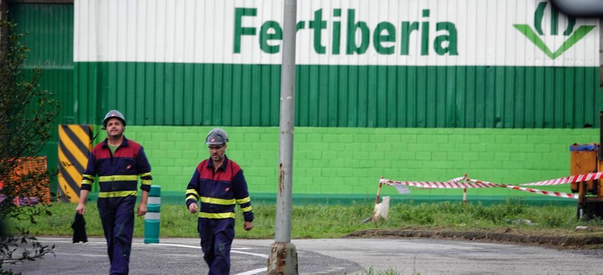 Dos trabajadores, en las instalaciones de Fertiberia. | E. P.