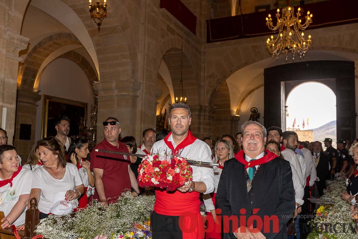 Bandeja de flores y ritual de la bendición del vino en las Fiestas de Caravaca