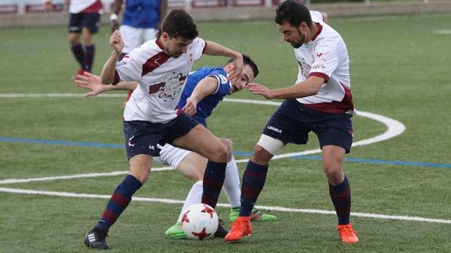 Borja y Peláez pugnan con un futbolista del San Martín.