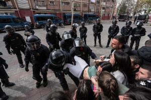 Quinto intento de desalojo en barrio del Besòs donde se refugian chicos llegados en patera de Canarias